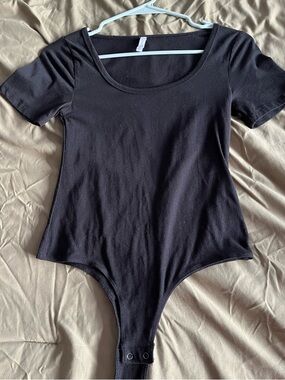 Z Supply Black Short Sleeve Scoop-Neck Bodysuit